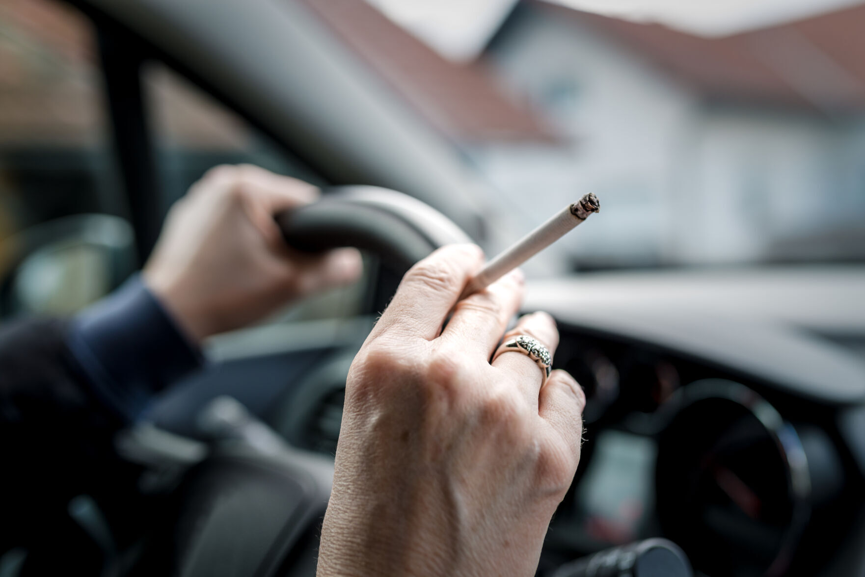 De høye kostnadene ved å røyke i bilen